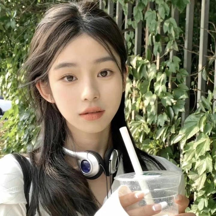 一线女星机场牵手女助理，短时间内内幕曝光，后援会发声明